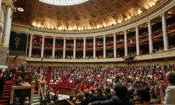 Le doyen des députés, Bernard Brochand (LR), donne le coup d'envoi de la XVe législature de la Ve République, le 27 juin 2017, devant une Assemblée profondément renouvelée, et avant l'élection de son nouveau président