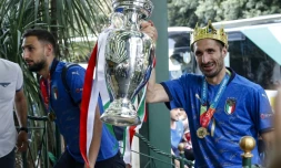 Le capitaine italien Giorgio Chiellini brandit le trophée de l'Euro à côté du gardien Gianluigi Donnarumma au retour de la sélection à Rome le 12 juillet 2021