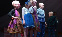 Des enfants albinos participent à l'élection des premiers Miss et Mister Albinisme Kenya, le 21 octobre 2016 à Nairobi