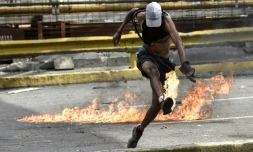 Un opposant au président Nicolas Maduro, lors d'affrontements avec la police venezuelienne, à Caracas le 20 juillet 2017