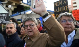 Le leader de la France insoumise Jean-Luc Mélenchon (c) arrive au tribunal avec les députés Alexis Corbière (g) et Eric Coquerel (d), le 19 septembre 2019 à Bobigny