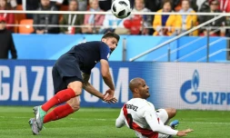 L'attaquant français Olivier Giroud lors de l'action à l'origine du but de Kylian Mbappé face au Pérou, le 21 juin 2018 à Ekaterinbourg