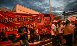 Des partisans de l'ex-Premier ministre Thaïlandais Thaksin Shinawatra attendent son arrivée à l'aéroport Don Muang à Bangkok, le 22 août 2023