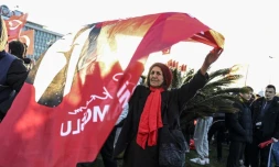 Des partisans du maire d'Istanbul, Ekrem Imamoglu, manifestent contre sa détention devant la municipalité d'Istanbul, le 19 mars 2025 en Turquie