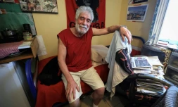 Photo prise lors d'une visite de la députée La France Insoumise (LFI) Andrée Taurinya montrant le militant libanais pro-palestinien Georges Ibrahim Abdallah dans sa cellule de prison à Lannemezan, le 17 juillet 2025