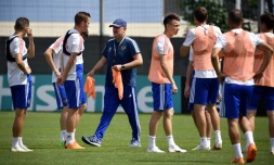Le sélectionneur Stanislav Cherchesov dirige une séance d'entraînement de l'équipe de russie, le 29 juin 2018 à Novogorsk