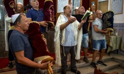 Des touristes participent à une cérémonie religieuse à la synagogue Lazama, le 13 octobre 2017 à Marrakech