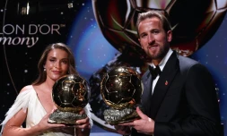 Alexia Putellas et Harry Kane posent avec leurs Ballons d'or lundi soir à Londres.