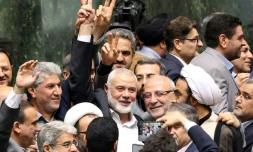 Le chef du Hamas Ismaïl Haniyeh (C) fait le signe de la victoire lors de la cérémonie de prestation de serment du nouveau président iranien, au parlement de Téhéran, le 30 juillet 2024