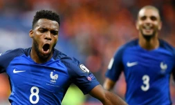 Le milieu des Bleus Thomas Lemar (g) auteur d'un doublé face aux Pays-Bas en qualif du Mondial-2018 au Stade de France, le 31 août 2017 