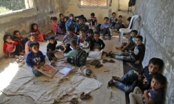 Des enfant syriens déplacés suivent des cours dans une villa abandonnée transformée en école, dans les territoires rebelles d'Alep dans le nord-ouest de la Syrie, le 24 septembre 2018