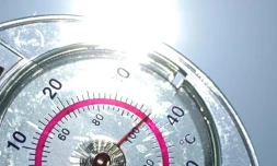 Un thermomètre indique une température de 37°C à Rennes, dans l'ouest de la France, le 11 juin 2025