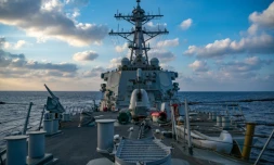 Le navire de guerre américain USS Barry croise en mer de Chine méridionale, près d'une zone revendiquée par Pékin, en avril 2020