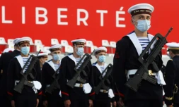 Des membres de l'Ecole des mousses, de la Marine, avant le défilé sur la place de la Concorde le 14 juillet 2020 à Paris