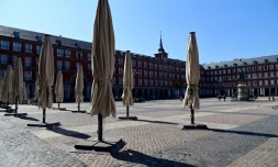 D'habitude bondée, la Plaza Mayor au centre de Madrid désertée à cause du coronavirus le 14 mars 2020