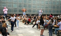 Des personnes dansent lors de la fête de la musique devant l'Institut du monde Arabe à Paris, le 21 juin 2020