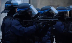 Des policiers munis d'un LBD40 lors d'une manifestation de "gilets jaunes" à Bordeaux le 15 décembre 2018