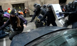 Des policiers poursuivent des manifestants séparatistes radicaux près du lieu où se tient la réunion du gouvernement, le 21 décembre 2018 à Barcelone
