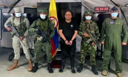 Photo publiée le 23 octobre 2021 à Bogota montrant la capture par l'armée colombienne du narcotrafiquant le plus recherché du pays, Dairo Antonio Usuga alias Otoniel