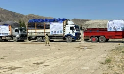 Des camions de L'organisation internationale de la migration (OIM) chargés de matériel et d'aide pour les victimes du séisme dans la province de Paktika, stationnés à Kaboul, le 24 juin 2022 en Afghanistan