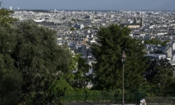Un homme est assis sur un trottoir de la Butte Montmartre, à Paris, le 12 août 2025, en pleine canicule