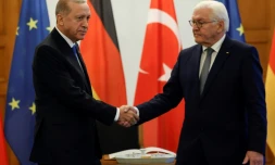 Le président allemand Frank-Walter Steinmeier (droite) serre la main du chef de l'Etat turc Recep Tayyip Erdogan, le 17 novembre 2023 à Berlin