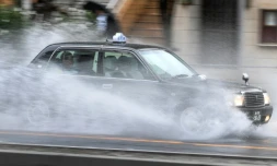 Un taxi dans une rue de Tokyo à l'approche du typhon Hagibis, le 12 octobre 2019