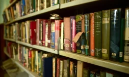 Des rayonnages de livres endommagés à la bibliothèque McMillan datant de l'époque colonial, le 24 juillet 2018 à Nairobi, au Kenya