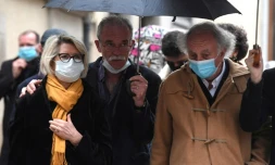 Le parents d'Alexia Daval, Isabelle et Jean-Pierre Fouillot (C) avec leur avocat Gilles-Jean Portejoie, Ă Vesoul le 19 novembre 2020