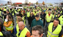 Des manifestants "gilets jaunes" le 17 novembre 2018 sur la RN 90 entre Albertville et Chambéry