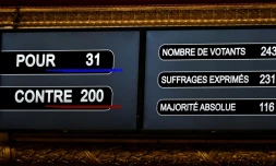 Les résultats du vote sur la poursuite des débats sur le projet de loi transformant le pass sanitaire en pass vaccinal, le 3 janvier 2022 à l'Assemblée nationale à Paris