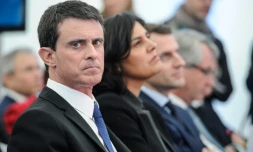 Manuel Valls, Myriam El Khomri et Emmanuel Macron lors d'une visite à l'usine Solvay le 22 février 2016 à Chalampé