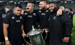 Les joueurs des All Blacks Samisoni Taukei'aho, Karl Tu'inukuafe, Angus Ta'avao et George Bower avec la Bledisloe Cup après leur victoire (57-22) contre l'Australie en Rugby Championship, à l'Eden Park d'Auckland, le 14 août 2021