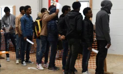 Des migrants attendent de se faire enregistrer dans un centre pour demandeurs d'asile, le 15 novembre 2016 à Erding, près de Munich,en Allemagne