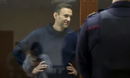 L'opposant russe Alexeï Navalny, dans un box en verre, lors de son procÚs en diffamation, le 5 février 2021 à Moscou