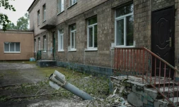 Un missile non explosé fiché au pied d'un immeuble à Lyssytchansk, dans le Donbass (est de l'Ukraine), le 14 mai 2022