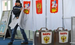 Un citoyen russe sort de l'isoloir, à Moscou le 18 mars 2018