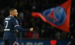 La joie de l'attaquant Kylian Mbappé, aprÚs avoir marqué le 3e but du PSG face à Lorient, lors de la 30e journée de Ligue 1, le 3 avril 2022 au Parc des Princes
