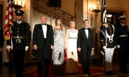le président Donald Trump et son épouse Melania Trump se tiennent à cÎté du président Emmanuel Macron et son épouse Brigitte Macron avant le diner à la Maison Blanche à Washington, DC, le 24 avril 2018