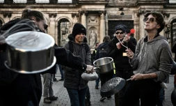 Concert de casseroles en signe de protestation contre la réforme des retraites et l'allocution du président Emmanuel Macron, le 17 avril 2023 à Bordeaux