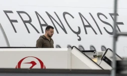 Le président ukrainien Volodymyr Zelensky à son arrivée à l'aéroport de Mihara pour participer au sommet des leaders du G7, le 20 août 2023 à Hiroshima, au Japon