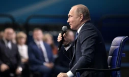 Le président russe Vladimir Poutine s'exprime le 30 janvier 2018 à Moscou à son QG de campagne pour la présidentielle de mars prochain