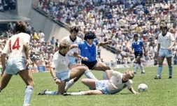 Le milieu de terrain Diego Maradona slalome au milieu de la défense anglaise avant de marquer le 2e but, lors de la victoire de l'Argentine (2-1) en quart de finale de la Coupe du monde, le 22 juin 1986 à Mexico