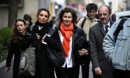 Les avocates Frédérique Cassereau (2e à partir de la gauche) et Delphine Verheyden (au centre), représentant Kylian Mbappé, à leur arrivée aux prud'hommes de Paris le 17 novembre 2025. La star du Real Madrid et son ancien club, le Paris SG, se réclament des centaines de millions d'euros pour solder leur séparation houleuse