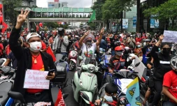 Des manifestants défilent à Bangkok pour demander la démission du Premier ministre Prayuth Chan-O-Cha, le 15 août 2021 en Thaïlande