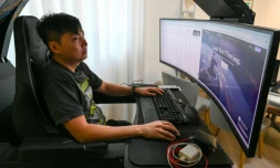 Mark Koh, un investisseur singapourien spécialisé dans les cryptomonnaies et victime d'une escroquerie, devant son écran d'ordinateur lors d'un entretien avec l'AFP chez lui à Singapour, le 30 janvier 2026