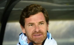 L'entraîneur portugais de l'OM André Villas-Boas suit le match de L1 contre Angers au stade Raymond-Kopa, le 3 décembre 2019  