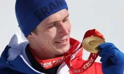 Le Français Clément Noël reçoit sa médaille d'or aprÚs le slalom des Jeux olympiques de Pékin, le 16 février 2022