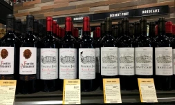 Des bouteilles de vins français sur le présentoir d'un magasin de spiritueux le 3 décembre 2019 à Arlington (Etats-Unis, Etat de  Virginie)