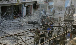 Des combattants syriens soutenus par Ankara inspectent les lieux d'une explosion d'une voiture piégée, à Tal Abyad, dans le nord de la Syrie, le 2 novembre 2019